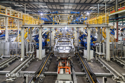 汽车生产车间机器人在焊接车架